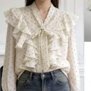 Camisa volantes y mota forma corazon