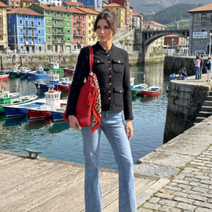 Chaqueta negra botones