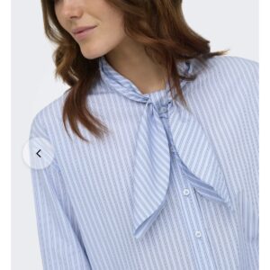 Camisa azul lazo Only